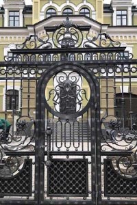 Кованая мебель в оформлении дома и участка