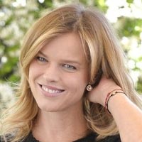 Єва Герцигова використовує горілку для освітлення волосся
