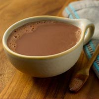 Пить горячий шоколад полезнее, чем есть твердый