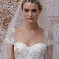    Monique Lhuillier ()