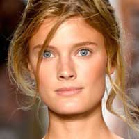 Make-up тенденция: золотое сияние пудры скрывает мелкие недостатки кожи