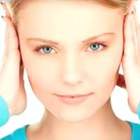 Як прибрати воду з вуха після купання