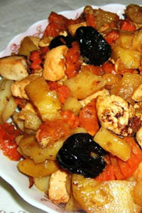 Картофельный цимес с курицей и сухофруктами