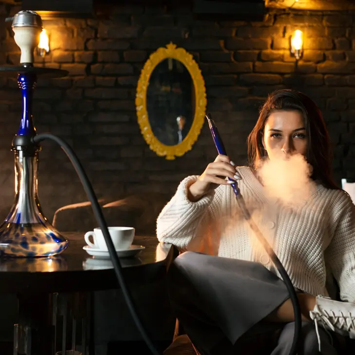 дівчина курить кальян дівчина курить кальян